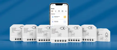 JUNG HOME Pucks für Licht, Beschattung oder Temperatur mit blauem Hintergrund und einem Interface auf einem iPhone