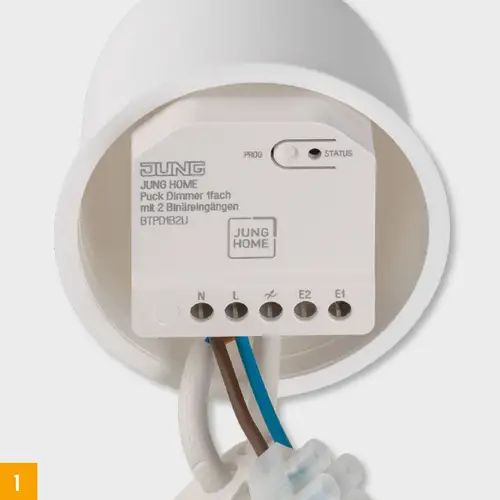 Der JUNG HOME Puck Dimmer 1-fach wird in den Lampenbaldachin installiert und macht das Leuchtmittel ansteuerbar