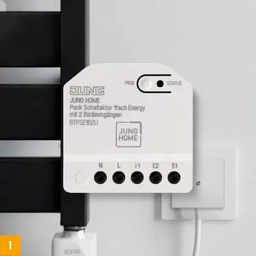 Der JUNG HOME Puck Schaltaktor 1-fach Energy schaltet elektrische Heizkörper und misst deren Energieverbrauch
