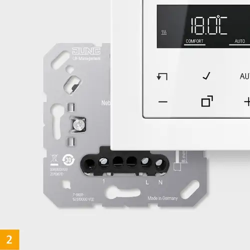 Mit dem JUNG HOME Raumthermostat wird die Heizung bedarfsgerecht, präzise und effi­zient 
geregelt. Thermostat und Aktor kommunizieren verschlüsselt über Bluetooth®.
