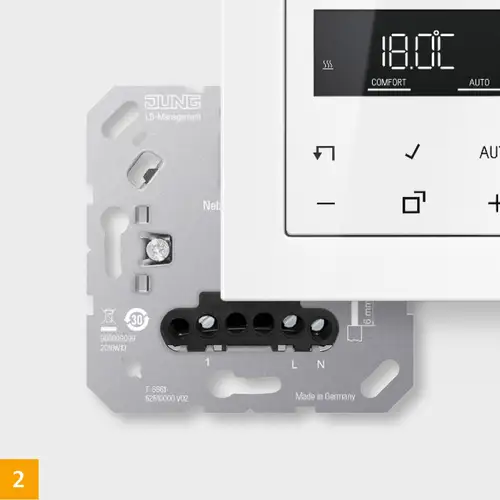 Das JUNG HOME Raumthermostat misst die Raumtemperatur und regelt die Heizung automatisch auf den gewünschten Wert