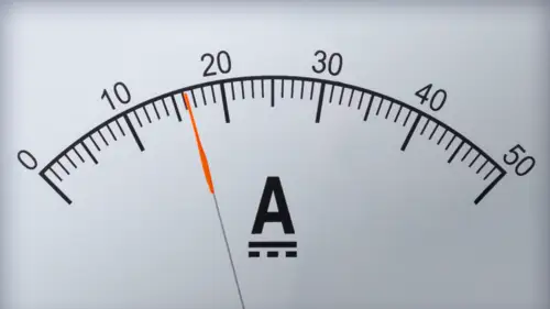 Ein Amperemeter der 16 Ampere misst auf weißem Hintergrund