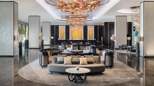 Lobby im Hotel Padma. Semarang, Indonesien. © Architecture: Lineamarca, DP Architects, Photo: Ary Bestari & Dennie Ramon