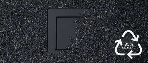 Taster im Programm A FLOW aus Kunststoff in Anthrazit matt, zur Hälfte bedeckt von schwarzem Rezyklat und dem Logo für 95% recyceltes Rezyklat in weiß.