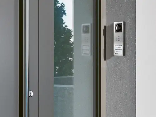 Le stazioni esterne Siedle sono compatibili con le stazioni video e audio JUNG tramite il bus In-Home.