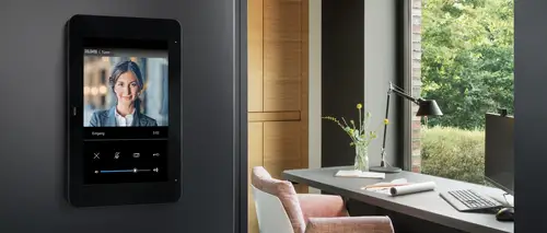 Über das Siedle Smart Gateway wird das Touchdisplay auch zu einer Video-Sprechstelle.