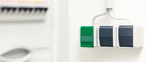 Interruptor e tomada com tampa articulada na série WG 800 da JUNG.