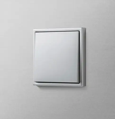 Taster im Programm LS 990 aus Aluminium im Programm LS 990, aufgenommen in leichter Perspektive