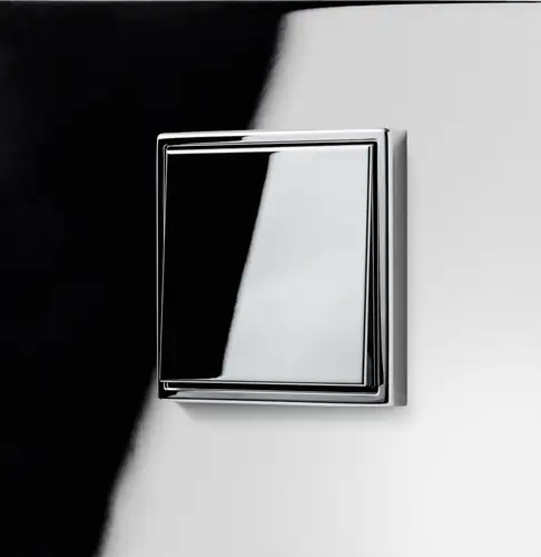 Taster im Programm LS 990 aus Glanzchrom, aufgenommen in leichter Perspektive