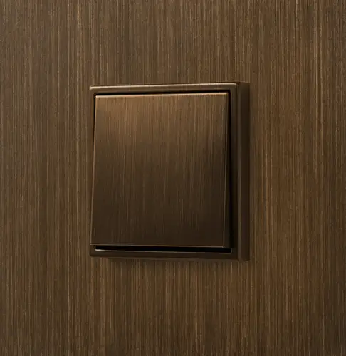 Taster im Programm LS 990 aus Messing Antik, aufgenommen in leichter Perspektive