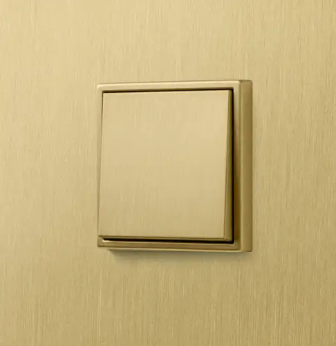 Taster im Programm LS 990 aus Messing, aufgenommen in leichter Perspektive