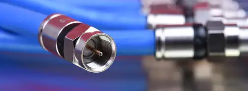 Verschiedene Antennenkabel mit blauer Ummantelung.