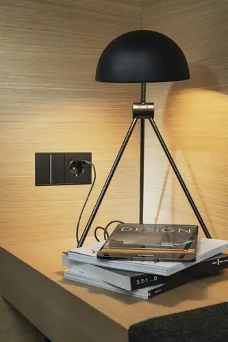 JUNG SCHUKO® Steckdose mit USB-Anschlüssen und KNX Taster im Schalterprogramm LS ZERO.