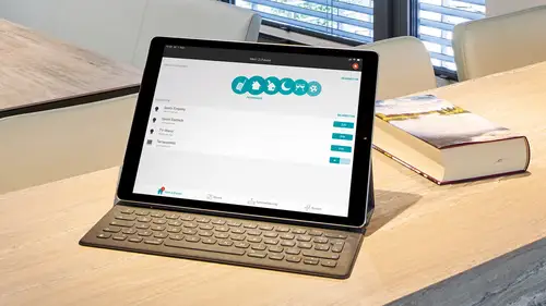 Screenansicht der eNet App auf einem ipad. Ambienteaufnahme
