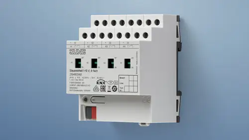 KNX Aktor Steuereinheit vor blauem Hintergrund.