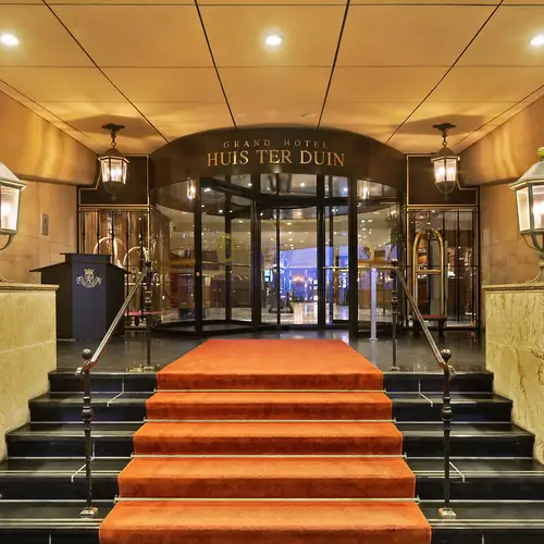 El hotel de 5 estrellas de los Países Bajos se equipó con la gama de interruptores LS-DESIGN de JUNG en latón clásico y latón antiguo.