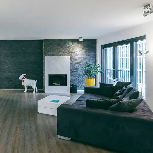 Des boutons-poussoirs eNet F 50 blanc alpin avec cadre en verre LS PLUS noir de JUNG ont été installés dans la copropriété de Cologne.