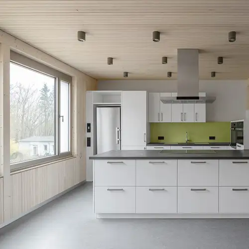 Mit seinen leicht gerundeten Kanten und der matten Lackierung fügt sich A FLOW harmonisch in das Gesamtkonzept der Architektur ein. Foto: Henrik Schipper