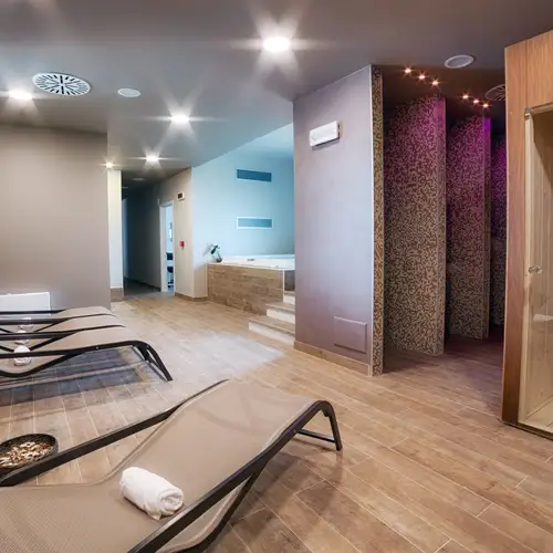 Das Schalterprogramm AS 500 in Alpinweiß fügt sich harmonisch in die Innenarchitektur des Hotels ein.