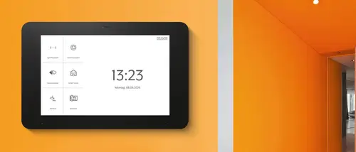 Smart-Panel 8 mit Smart-Home-Steuerungsoberfläche. Der Hintergrund ist Orange.