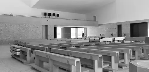 Die Elektroinstallation im Design LS 990 in Messing Antik integriert sich harmonisch in das Gesamtkonzept der Kirche in Poing.