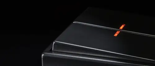 KNX Taster F10 2fach, mit Lichtleiter, fotografiert in starker Perspektive und Anschnitt.