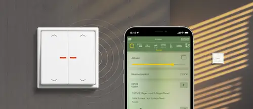 KNX RF Taster im Programm LS 990 in Alpinweiß, Visualisierung der drahtlosen Beschattung über die App.