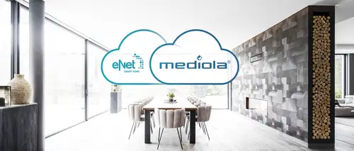 eNet SMART HOME mit WORKS WITH mediola®, Ambienteaufnahme mit Wohnsituation und Icons einer Cloud mit Logos.