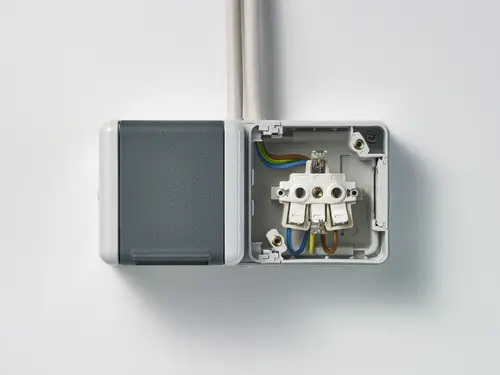 Tomada SCHUKO® de 2 canais da gama WG 800, à esquerda com tampa, à direita com circuito visível para visualização.