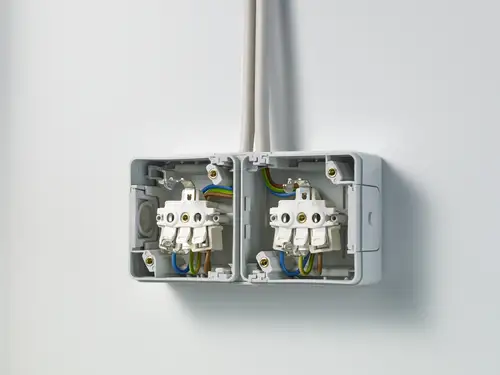 Tomada SCHUKO® de 2 canais da gama WG 800 com circuito visível para visualização.