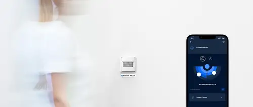 JUNG HOME bewegingsmelder 1,10 m in de LS 990 range in wit, links met een persoon in bewegingsonscherpte in de uitsnede, rechts met een schermweergave van de smart JUNG HOME app.