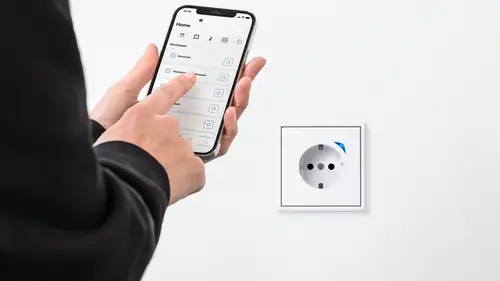 JUNG HOME SCHUKO® Tomada de energia com JUNG HOME app