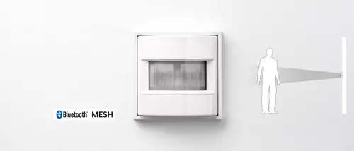 Detetor de movimento JUNG HOME para montagem a uma altura de 1,10 metros em branco, desenho de linhas para visualização e logótipo Bluetooth® Mesh