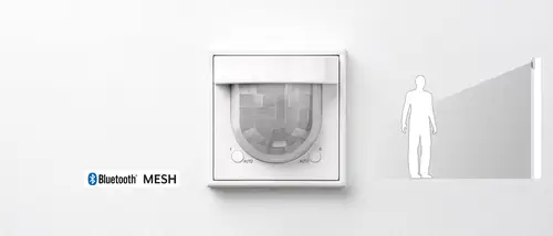 Detetor de movimento JUNG HOME para montagem a uma altura de 2,20 metros em branco, desenho de linhas para visualização e logótipo Bluetooth® Mesh