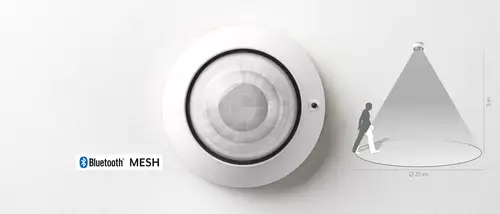 O detetor de presença JUNG HOME para montagem no teto, em branco, detecta num raio de 360 graus. Desenho de linhas para visualização e logótipo Bluetooth® Mesh