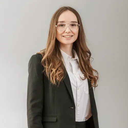 Por­t­rait­auf­nah­me von Anna Sebeczek, Marketing Manager Architecture