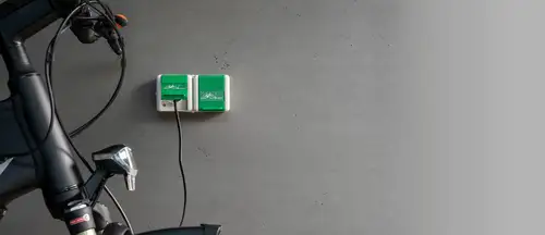 Prise SCHUKO® pour vélos électriques 2 fois, prise d'ambiance avec un vélo électrique en cours de chargement