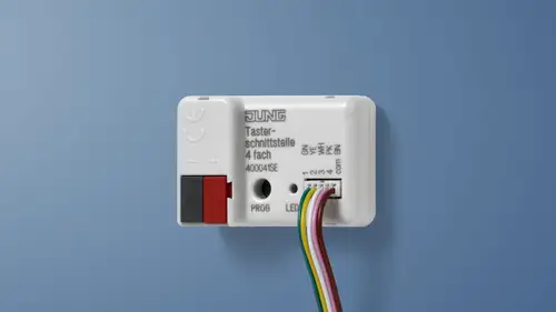 KNX Aktor Tasterschnittstelle vor blauem Hintergrund