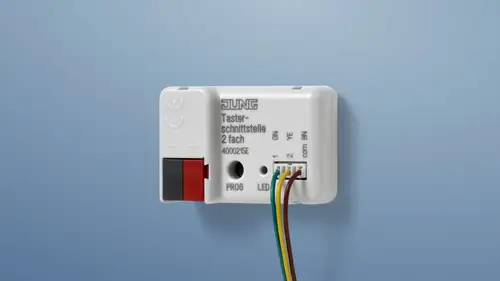 KNX Aktor Tasterschnittstelle vor blauem Hintergrund