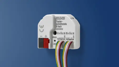 KNX Aktor Tasterschnittstelle vor blauem Hintergrund