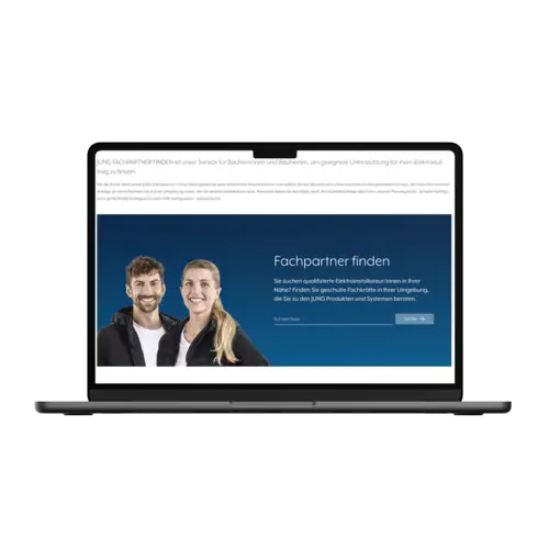 Laptop mit geöffneter Webseite, die eine Funktion zum Finden von Fachpartnern zeigt. Auf dem Bildschirm sind zwei lächelnde Personen vor einem blauen Hintergrund zu sehen.