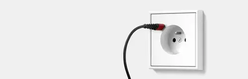 Prise française avec connexion USB dans le programme LS 990 en blanc alpin, logement avec câble USB noir enfiché