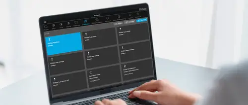 Das neueste Update für den Smart Visu Server in der Version 1.2.1800, Screenansicht auf einem Laptop.