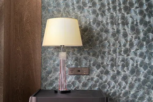 Socket, USB charger with USB type A and type C and KNX push-button F50 in the LS 990 range, ambience recording on textured wallpaper.