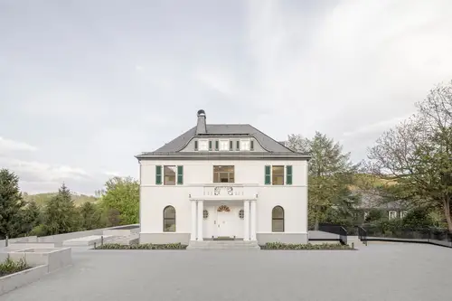 Front view of the JUNG Gründervilla