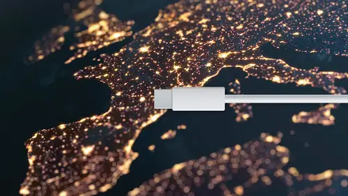 USB-C Kabel vor einem Hintergrund mit Europa-Karte.