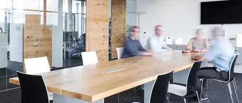 Ambienteaufnahme mit einem Konferenztisch in einem Büro.