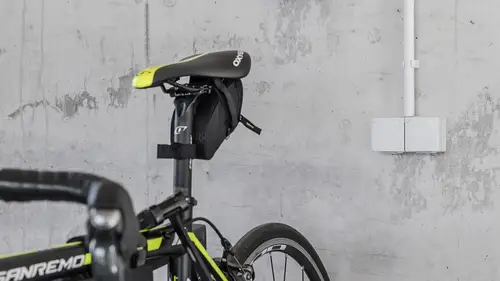 Aufputz-Steckdose WG 600. Ambienteaufnahme mit einem E-Bike im Vordergrund.