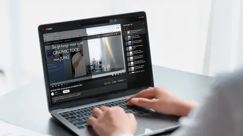 Screenansicht des Graphic-Tools YouTube Channels auf einem Rechner. Ambienteaufnahme einer Schreibtischsituation.