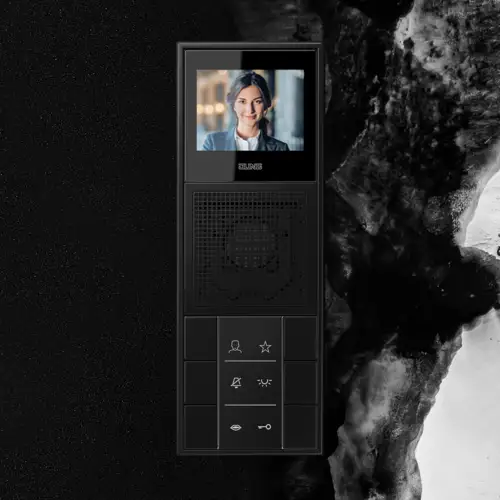 Sistema videocitofonico del programma LS 990 in nero grafite opaco, immagine frontale su sfondo bianco e nero.